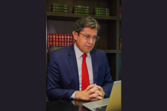 Márcio Coutinho analisa os desafios entre controle público e excesso de burocracia nas campanhas.