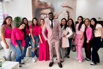 Oluwatosin Tolulope Ajidahun explica que o uso prolongado de anticoncepcionais hormonais pode atrasar o retorno da fertilidade, mas geralmente é reversível.