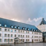 Edifício do Tribunal de Justiça da União Europeia em Luxemburgo, sob um céu nublado.