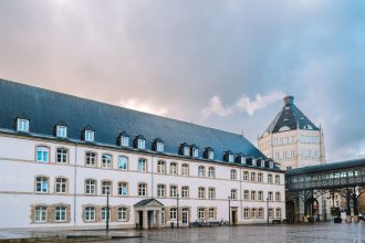 Edifício do Tribunal de Justiça da União Europeia em Luxemburgo, sob um céu nublado.