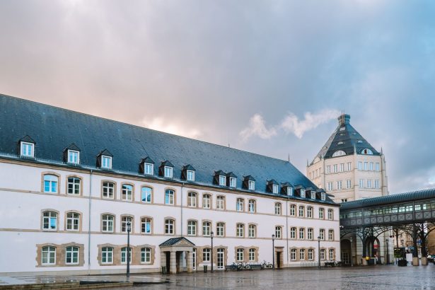 Edifício do Tribunal de Justiça da União Europeia em Luxemburgo, sob um céu nublado.