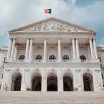 Fachada do Palácio de São Bento, sede da Assembleia da República, com a bandeira de Portugal.