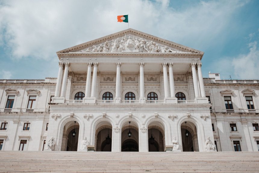 Fachada do Palácio de São Bento, sede da Assembleia da República, com a bandeira de Portugal.