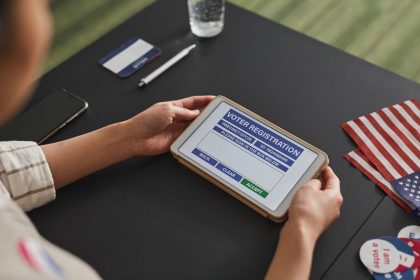 Pessoa utiliza um tablet durante um procedimento de registo eleitoral.