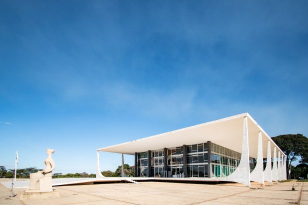 Vista externa do edifício modernista do Supremo Tribunal Federal, em Brasília, sob céu azul.