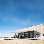 Vista externa do edifício do Supremo Tribunal Federal, em Brasília, sob céu azul.