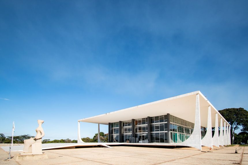 Vista externa do edifício do Supremo Tribunal Federal, em Brasília, sob céu azul.